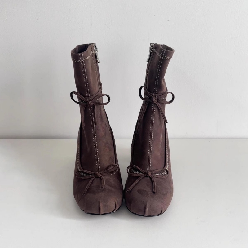 Chelsea Boots Suede - แฟชั่นฤดูหนาว 2026 รองเท้าส้นสูงแบบใหม่ เชลซี กอธิค บูทส้นสูงผูกโบว์