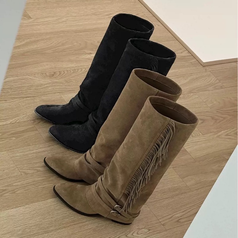 Chelsea Boots Suede - รองเท้าบูทผู้หญิงแบบสูงถึงเข่า ดีไซน์พู่ห้อย รองเท้าบูทยาว หนังกลับคุณภาพดี รองเท้าบูทเชลซีแฟชั่น รองเท้าบูทสไตล์นักขี่มอเตอร์ไซค์สำหรับผู้หญิง