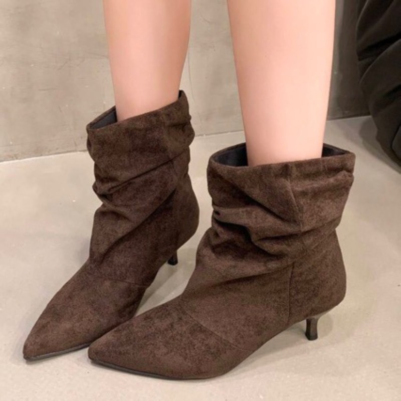 Chelsea Boots Suede - รองเท้าบูทข้อเท้าดีไซน์หรูหราสไตล์เรโทรสีน้ำตาลสำหรับผู้หญิง แฟชั่นหนังกลับจีบ แต่งส้นเตี้ย เหมาะสำหรับงานปาร์ตี้ งานพรอม รองเท้าเชลซี
